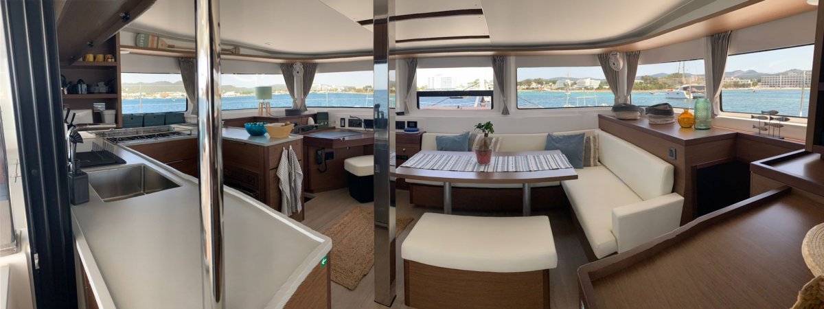 Fliegen Sie über das Meer auf unserem Lagoon 46 während Ihrer Woche in Ibiza