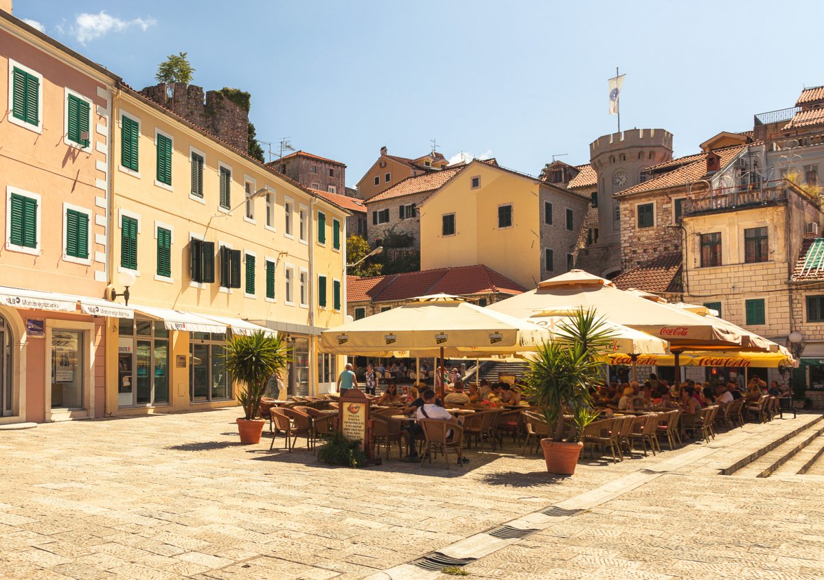 Eine Katamaran-Reise durch Montenegros klare Gewässer