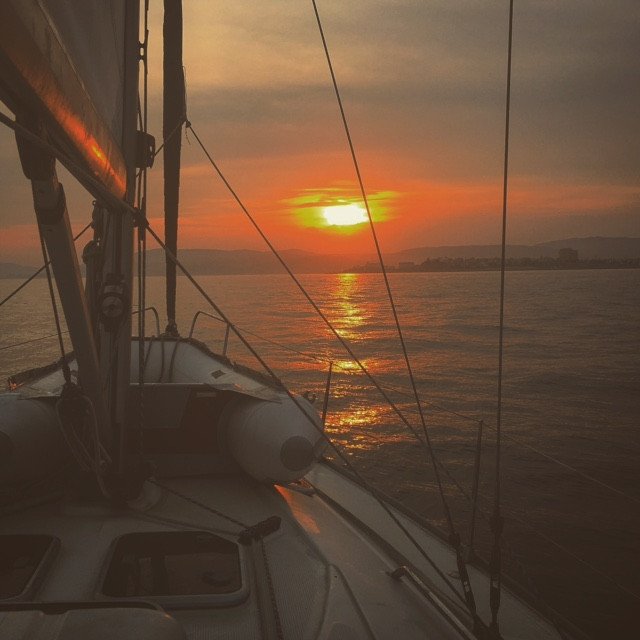 Una barca a vela in mare durante il tramonto