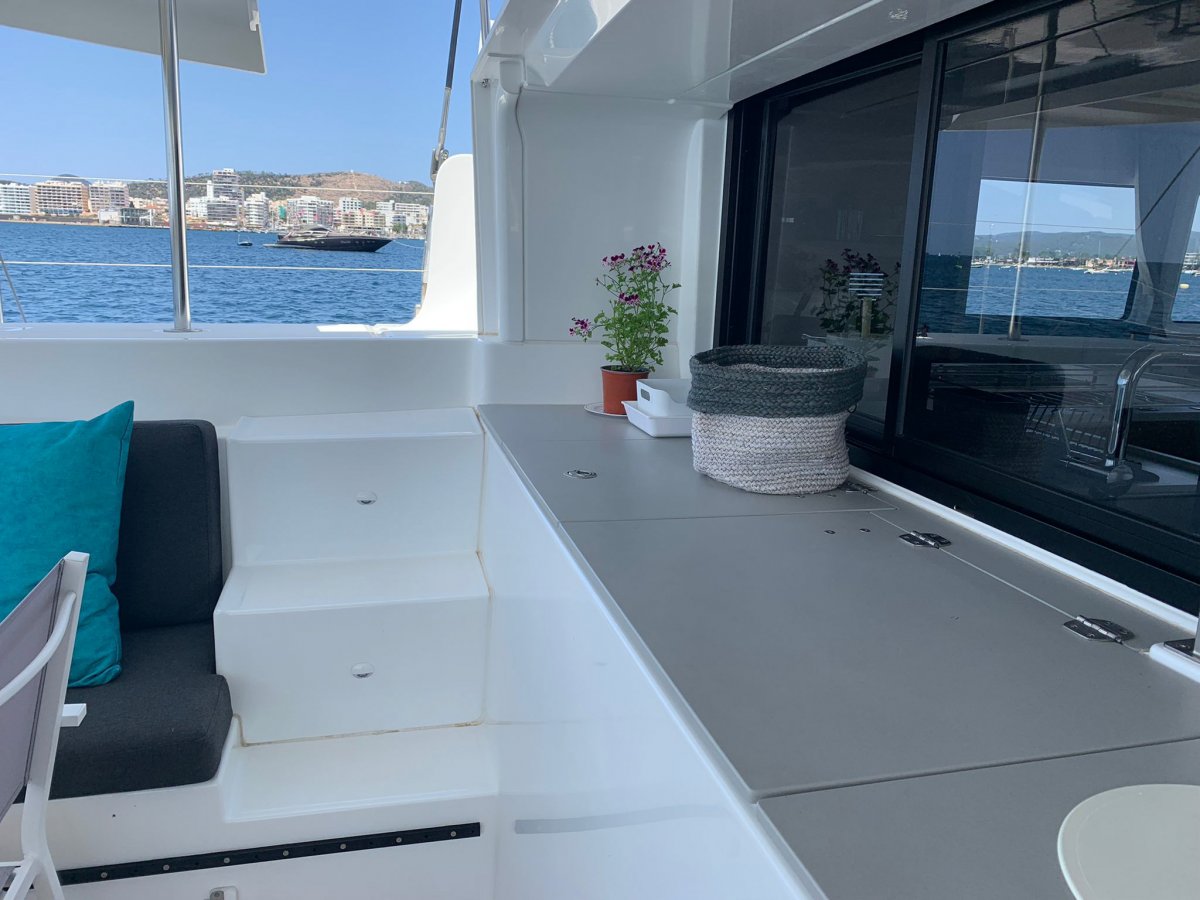 Goditi una crociera a Ibiza su un catamarano Lagoon 46