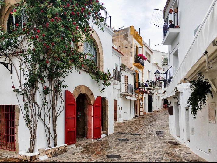 Luxusyachten, die in Ibiza segeln.