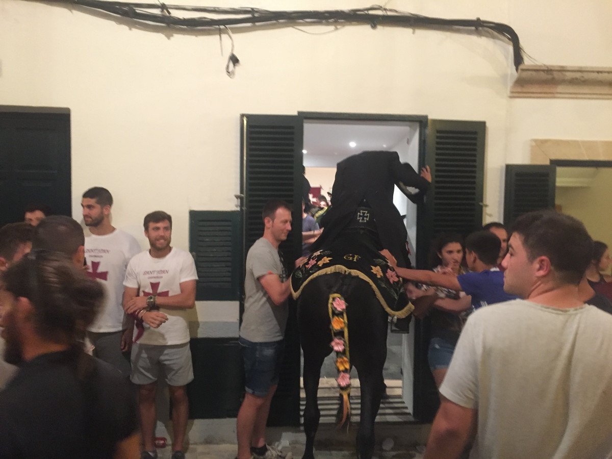 Vela che naviga nel cielo azzurro di Formentera