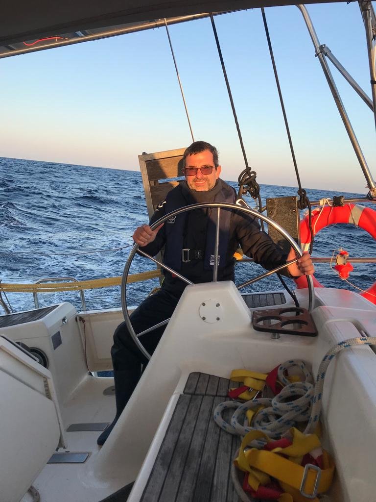 Aprende navegación en el mar Mediterráneo.