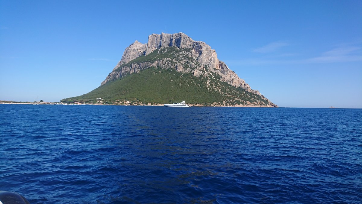 Explora las aguas de Cerdeña en un barco privado