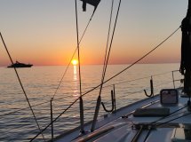 Segelboot über das offene Meer fahren