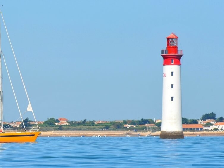 Barcos de vela en la costa de Bretaña, Francia