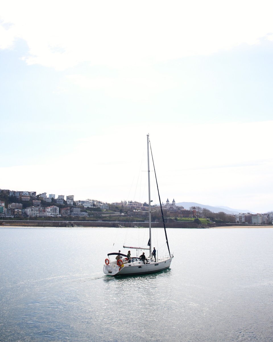 Desde la costa hasta el mar abierto: navega por el Mediterráneo
