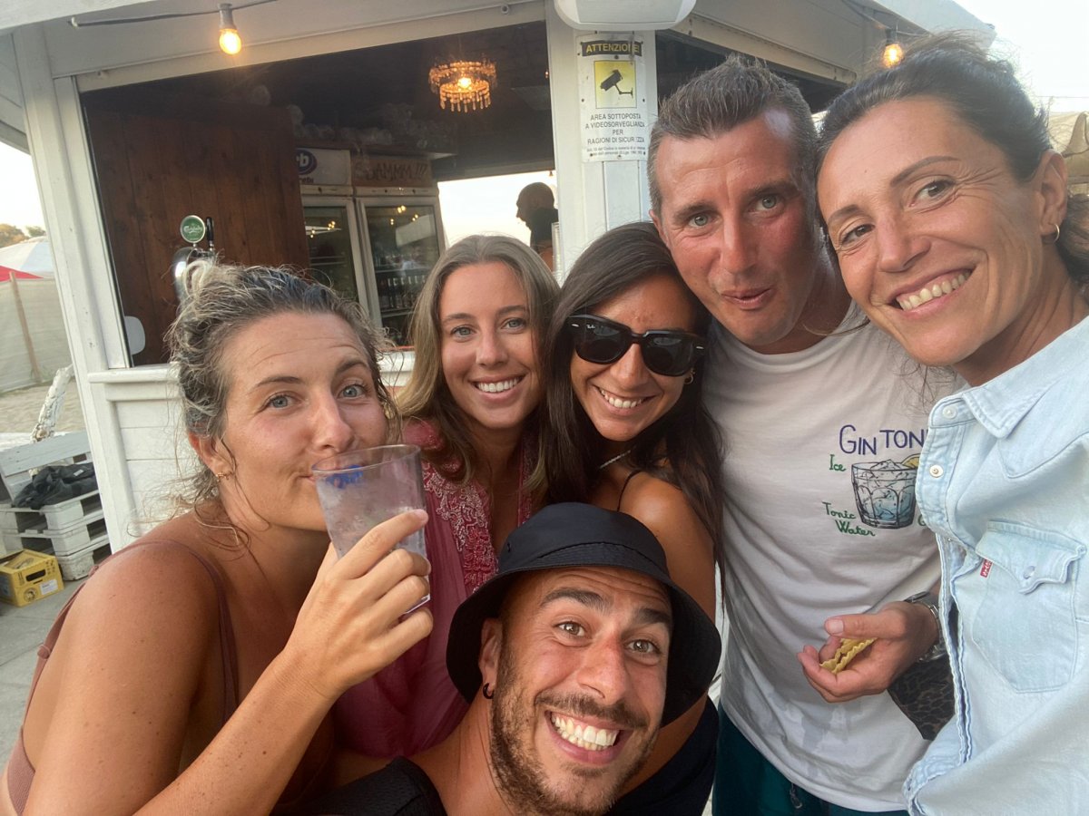 Barca a vela in mare con onde verdi