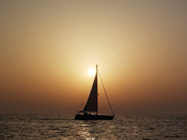 Ein Segeltag entlang der Küste Barcelonas mit Paella und Sonnenuntergang an Bord.