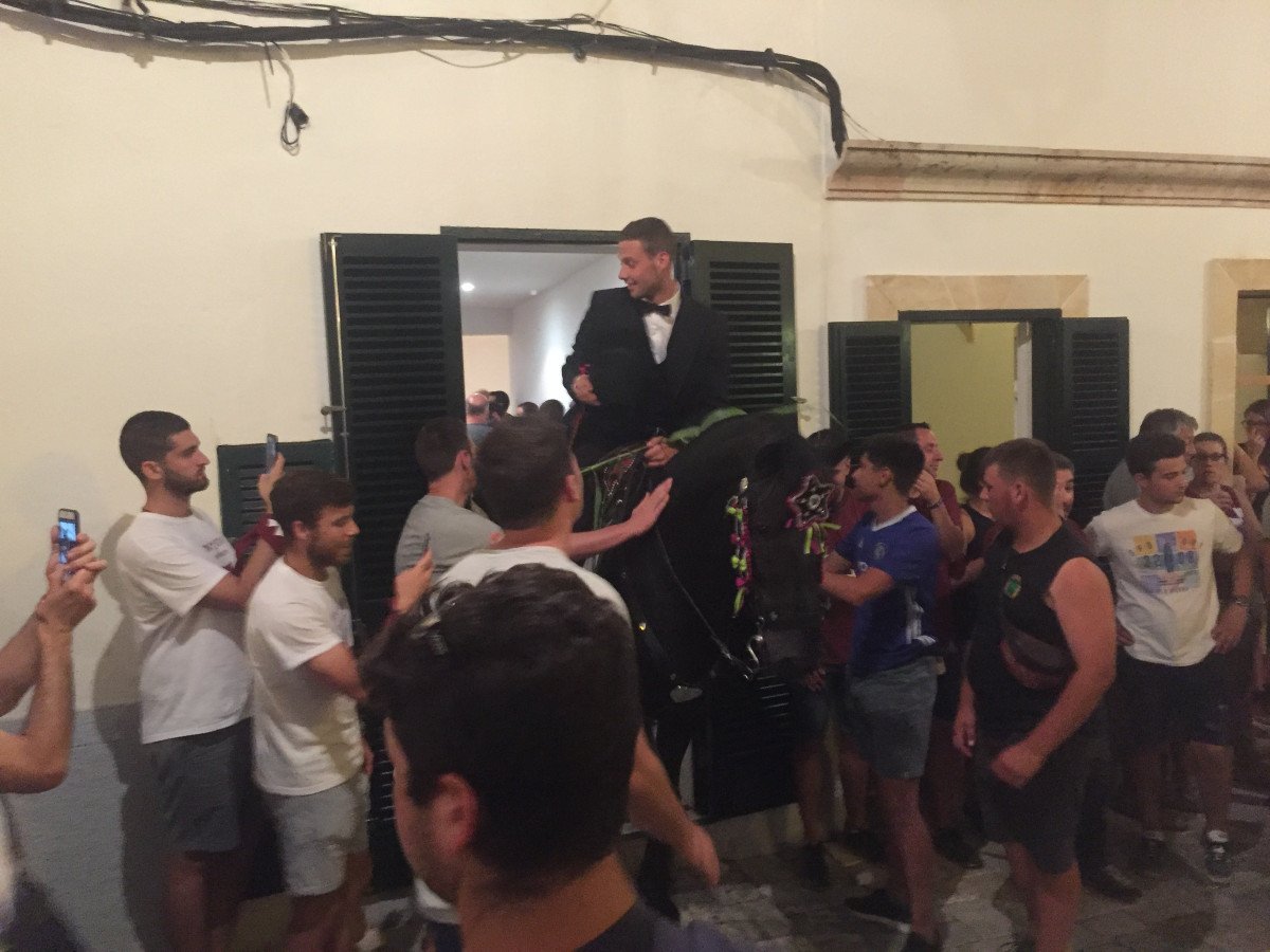 Vela che naviga nel cielo azzurro di Formentera