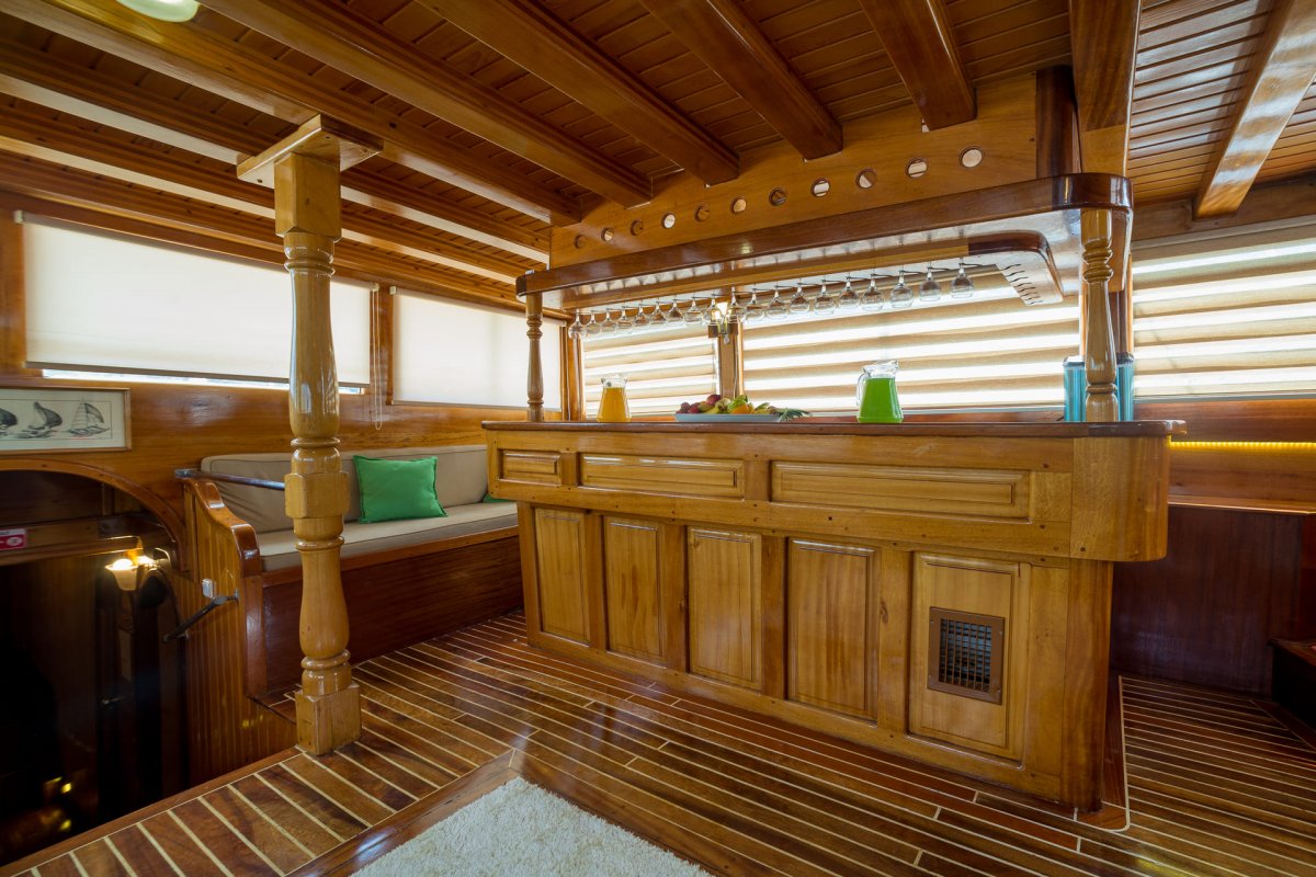 Viaje en barco por la costa montañesa y rocosa de Montenegro