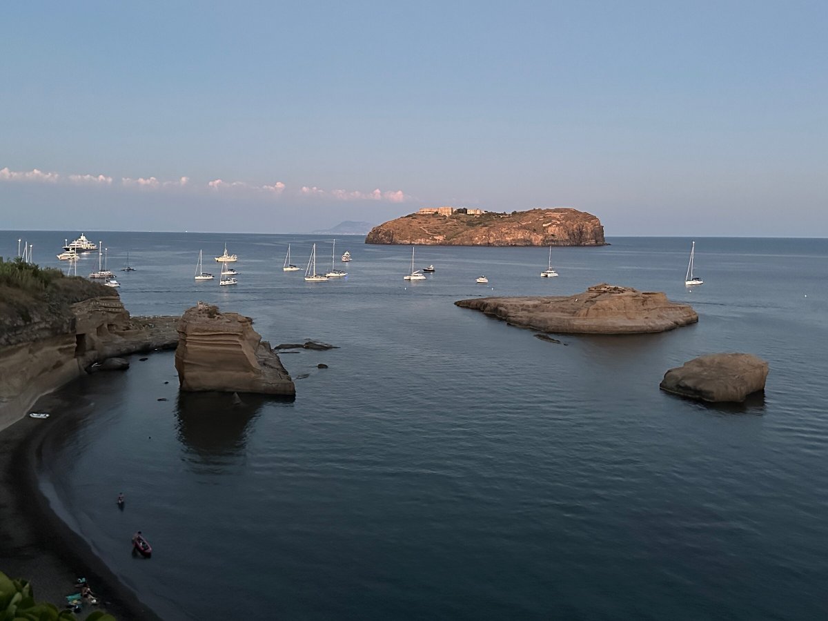 Barche di lusso nel Mar Tirreno