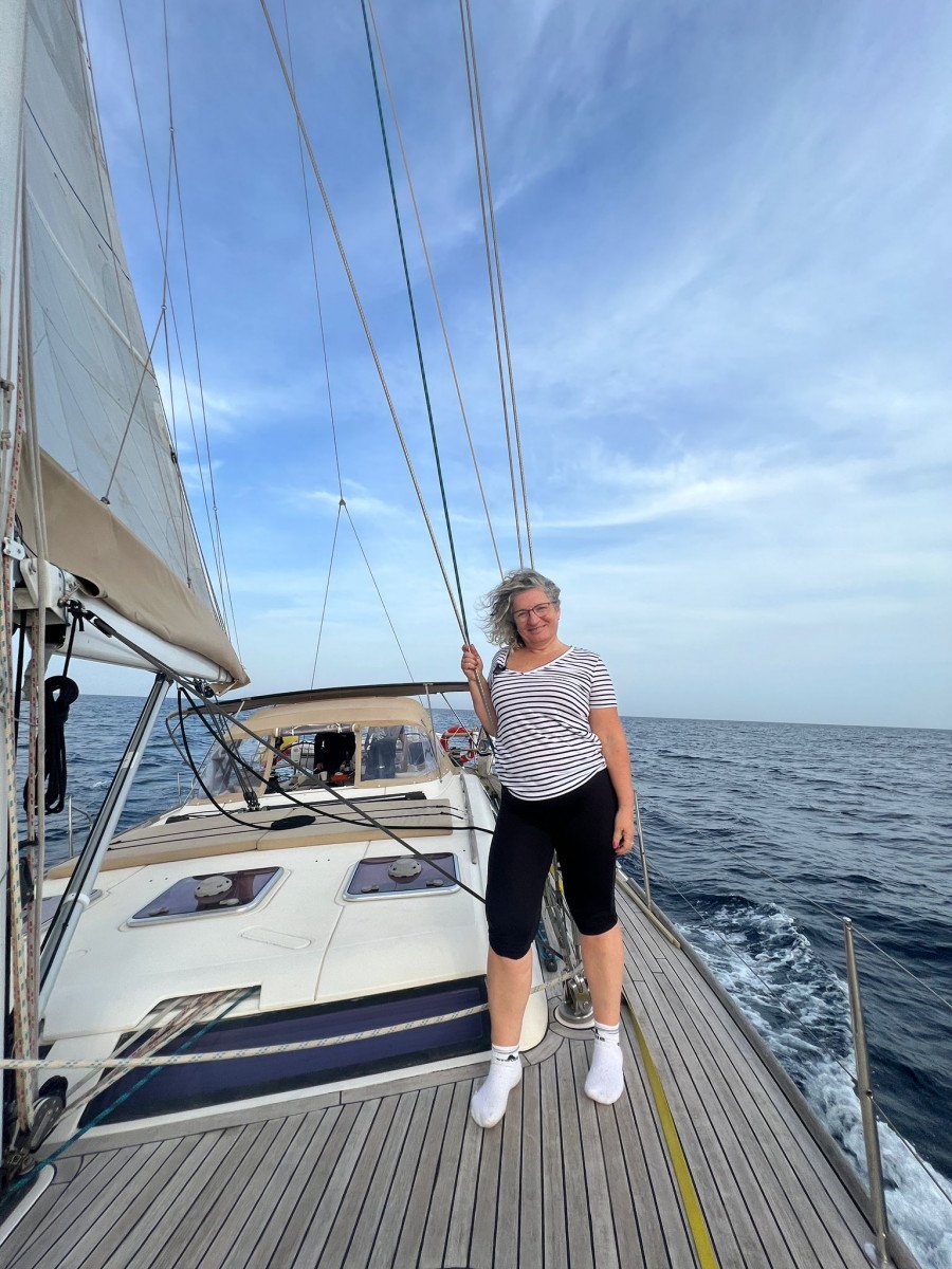 Barcos de lujo navegando desde Cerdeña hacia Sicilia