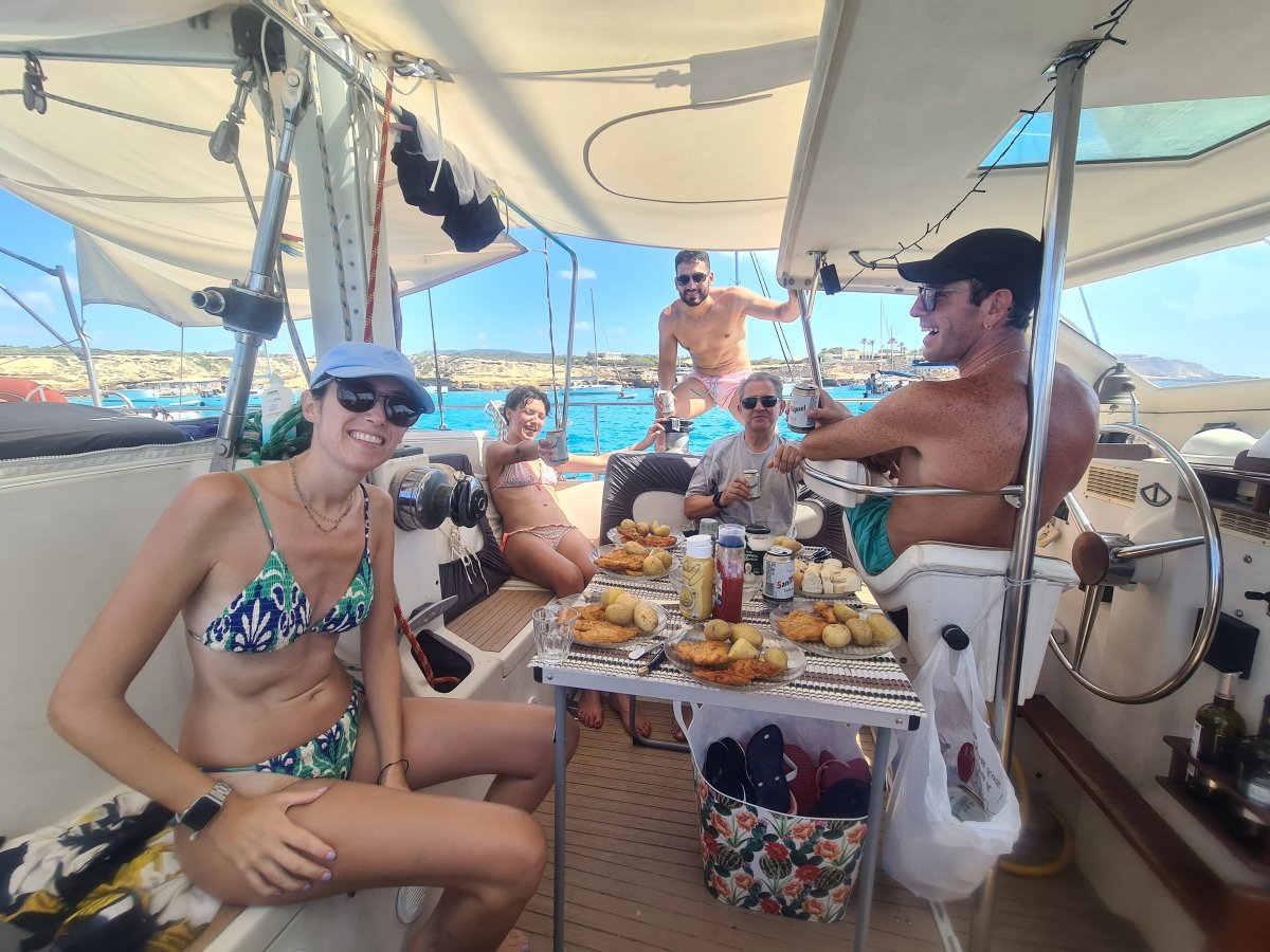 Barcos de navegación en el Mediterráneo