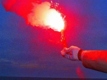 Pyrotechnischer Wurfkurs in Gijón. Feuer an Bord