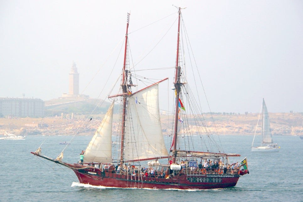 Experiencia inolvidable de ver las carreras de barcos altos en un barco altoy en aguas francesas.