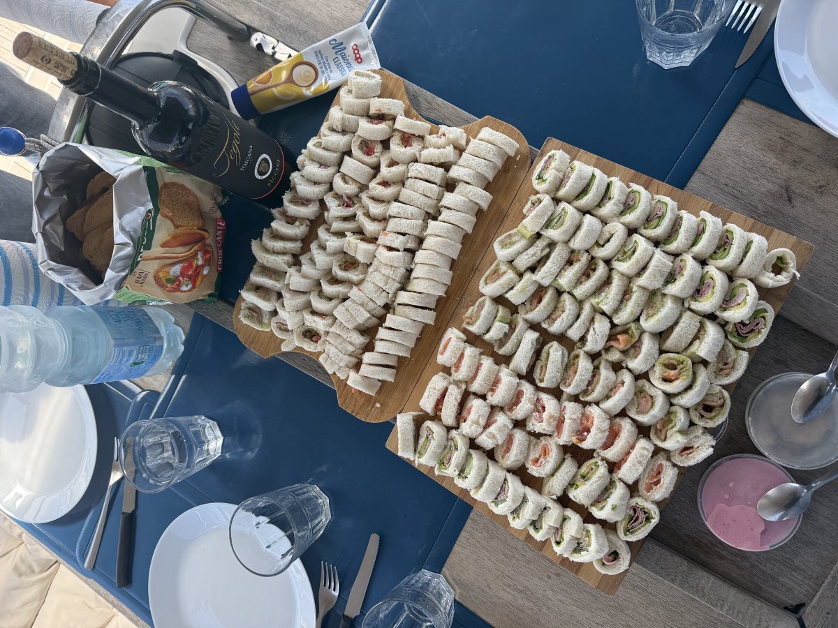 Skipper und Hostess an Bord für eine Segelwoche.