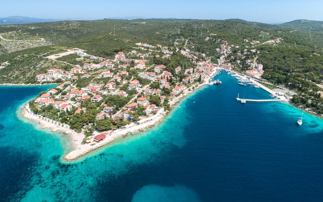 A week-long catamaran trip through the Dalmatian Islands with everything included