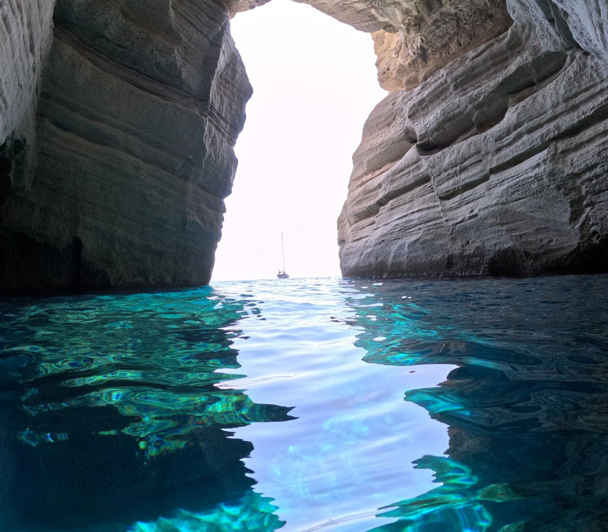 Isla de Sifnos en el cielo azul