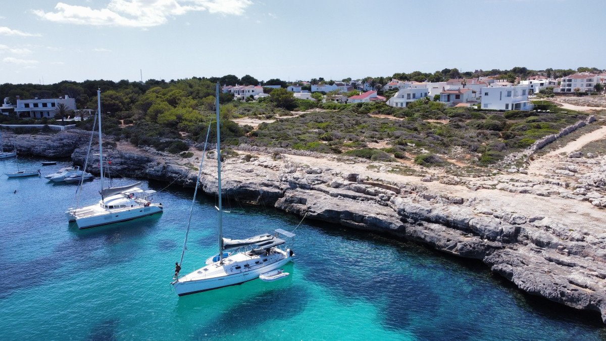 Una aventura de 7 días en Menorca desde Barcelona para aprender a navegar