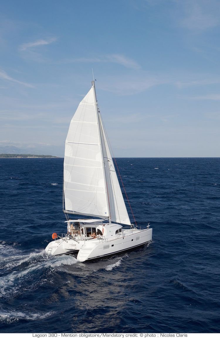 Viaje en catamarán a lo largo de la costa mediterránea con actividades acuáticas y excursiones a la playa