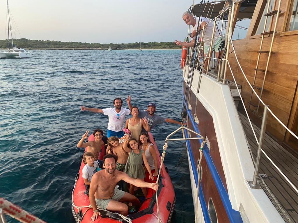 Vela a Menorca su una goletta classica con anima propria