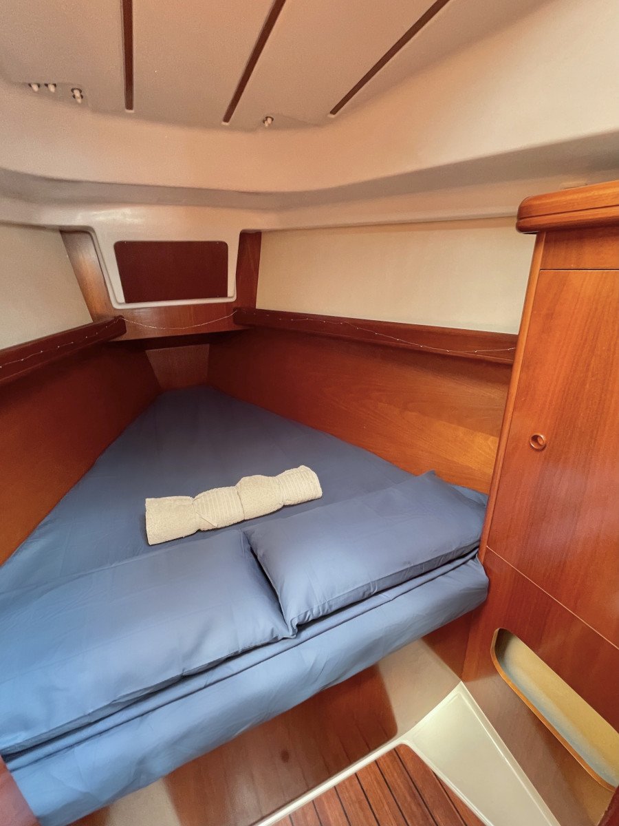 Sailboat - Bénéteau - 11 meters