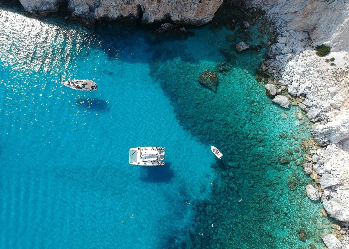Scoprite le Cicladi in un emozionante viaggio in catamarano