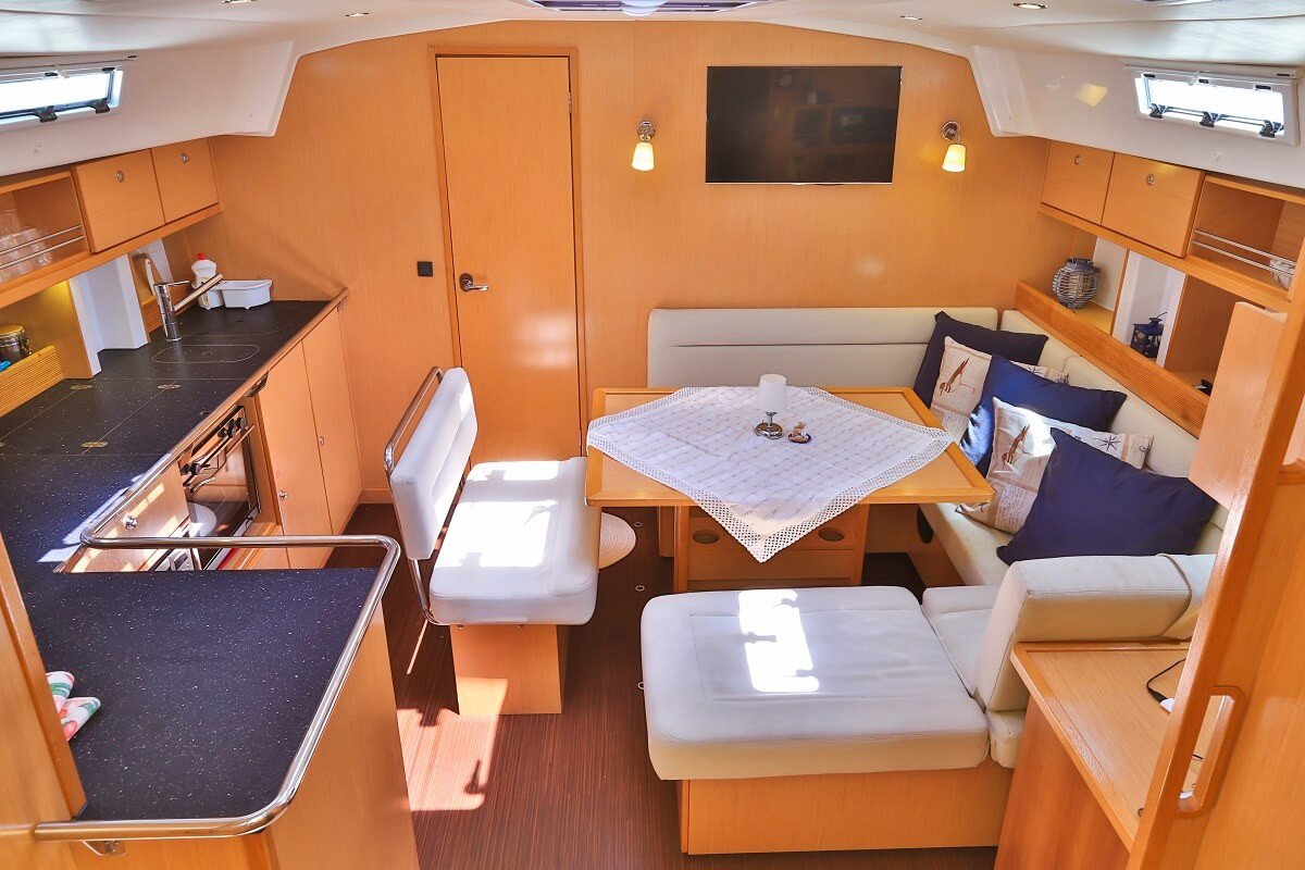 sailboat-rental-barcelona-bavaria-45-cruiser-cabin-4