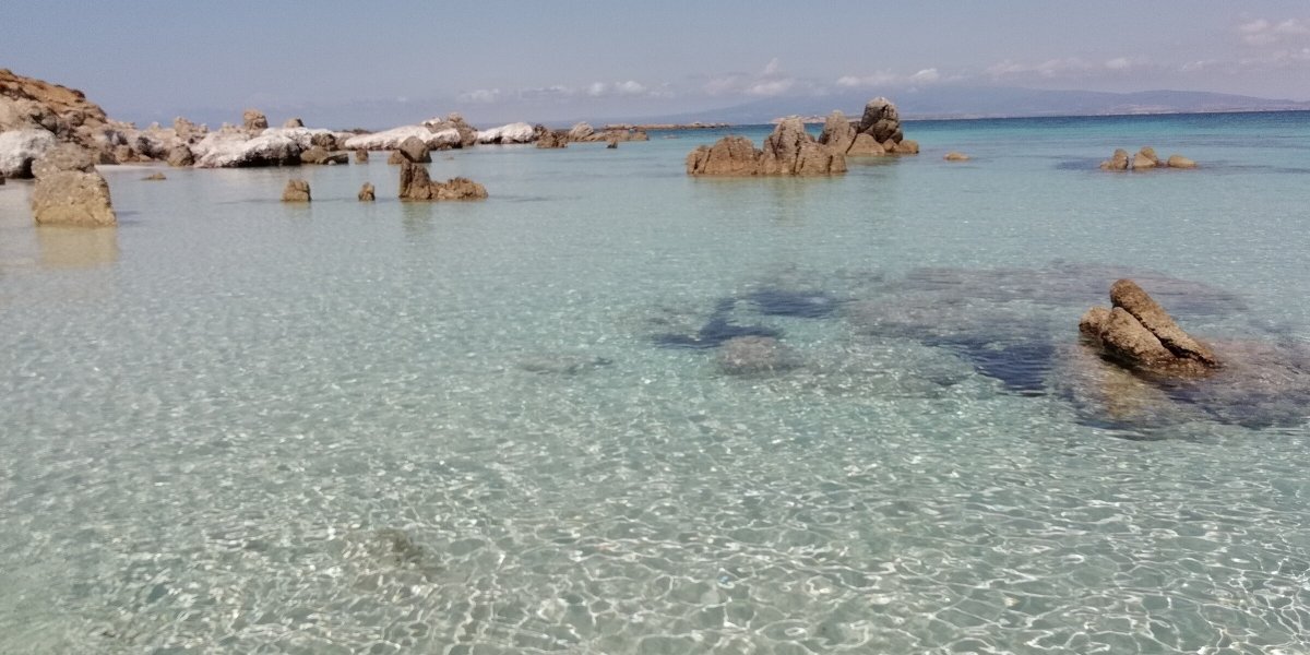 Esplora le baie e le calette più belle della Sardegna.