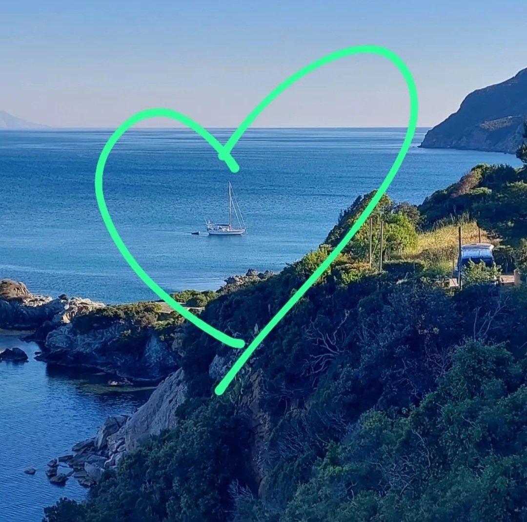 Barche a vela nel porto dell'Arcipelago Toscano