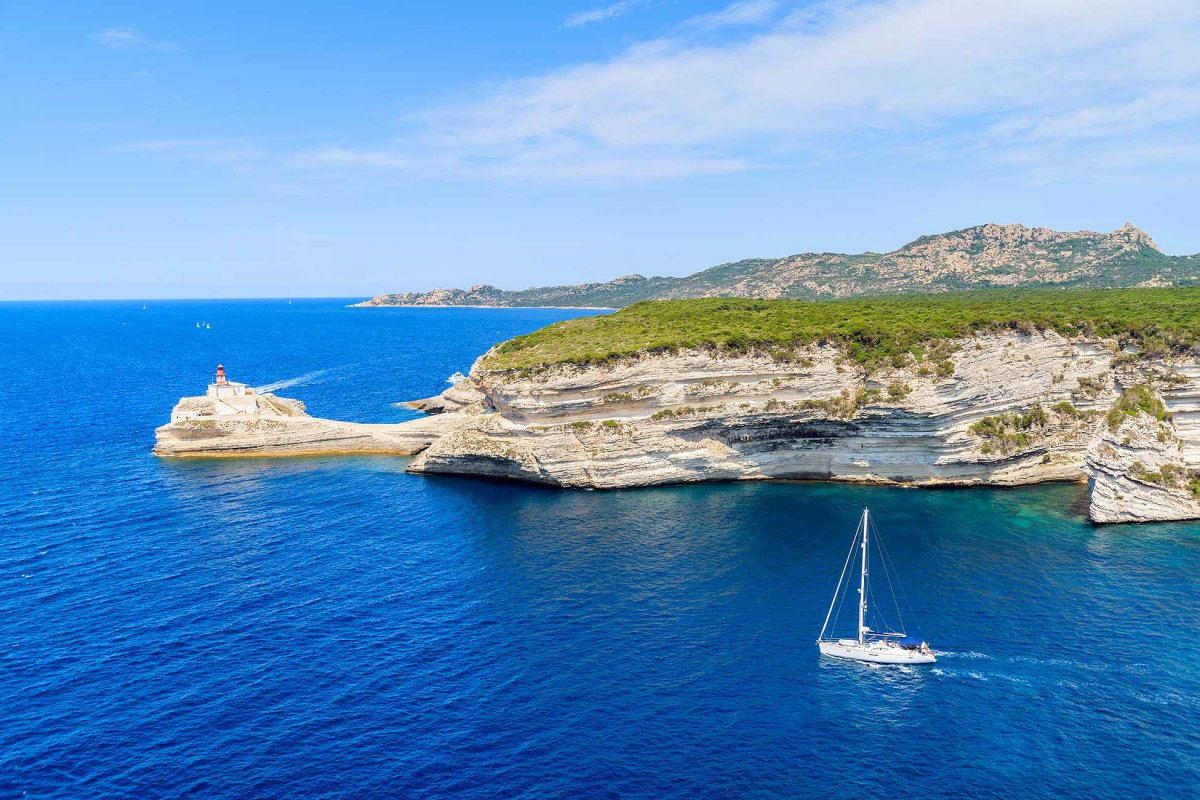 Godendo della bellezza naturale della Corsica da un catamarano