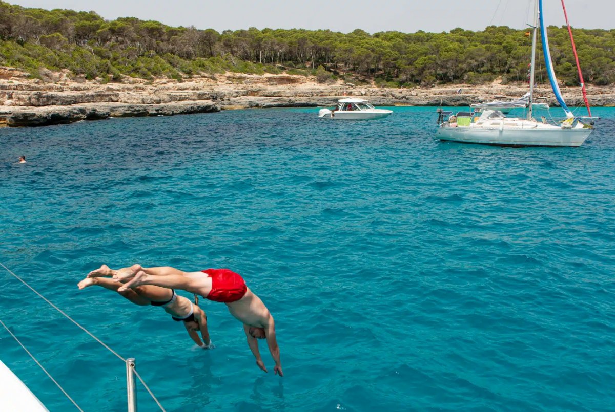 Segeln Sie durch Korfus klare, blaue Gewässer!