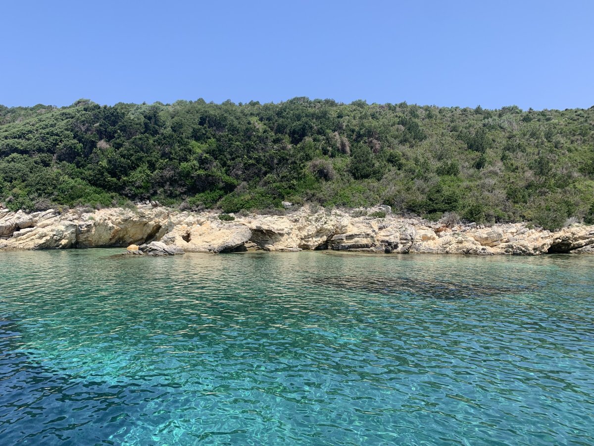 Godendo della bellezza naturale delle isole greche