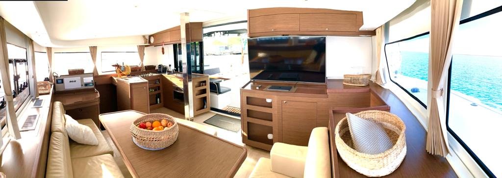 Genießen Sie den Sonnenuntergang von einem Lagoon 42