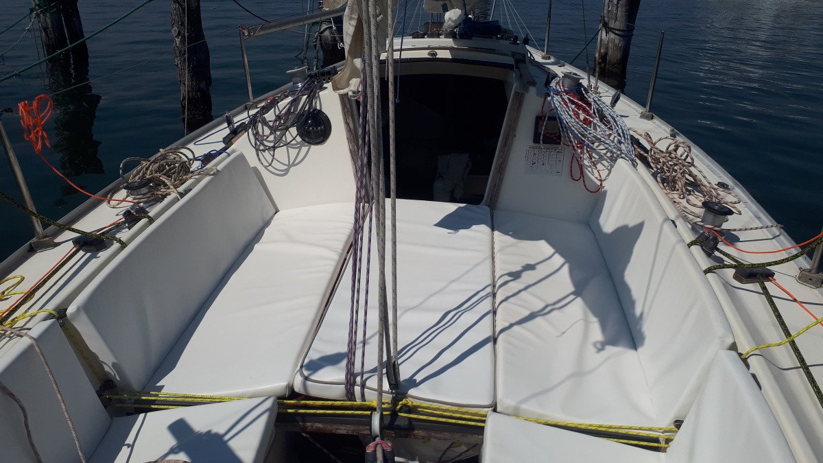 Goditi il tramonto sul Mar Mediterraneo da una barca in Sardegna.