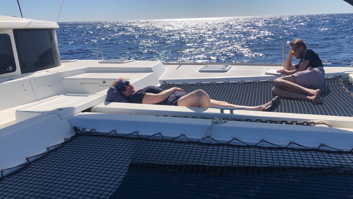 Una vista della costa siciliana a Siracusa durante il viaggio in barca