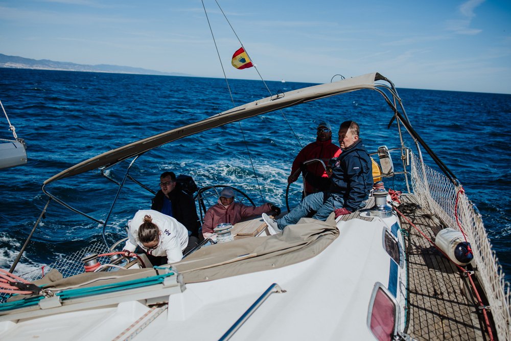 Velero navegando por el mar hacia Menorca.