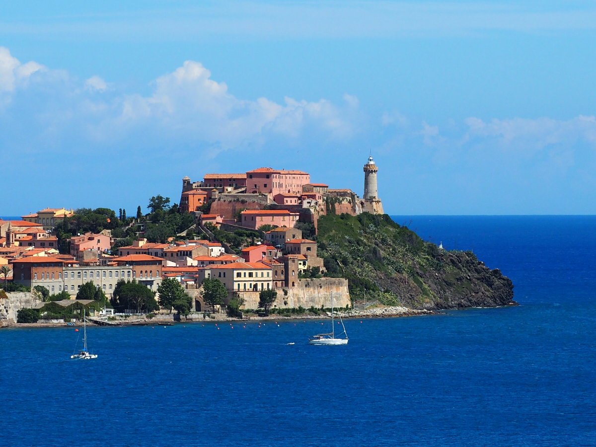 Four beautiful days sailing between Elba and Capraia