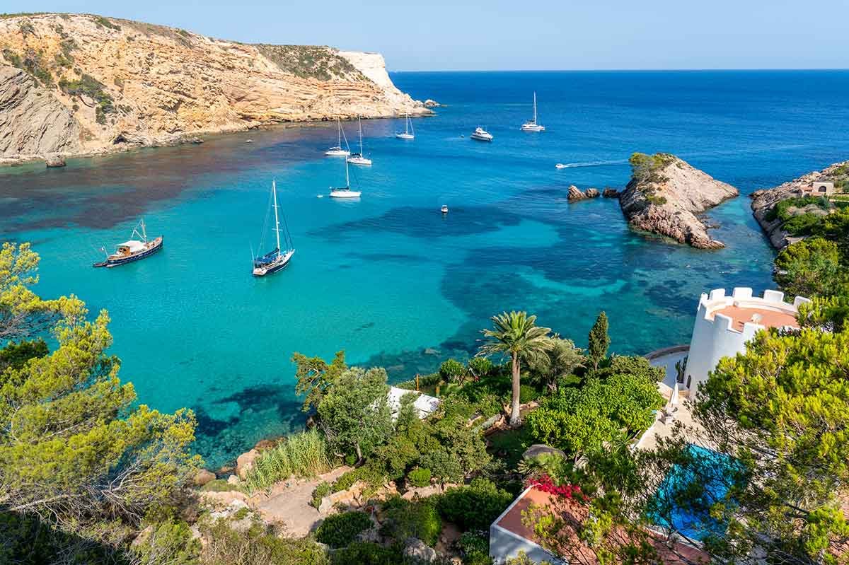 Learn to sail on the open sea with experienced professionals