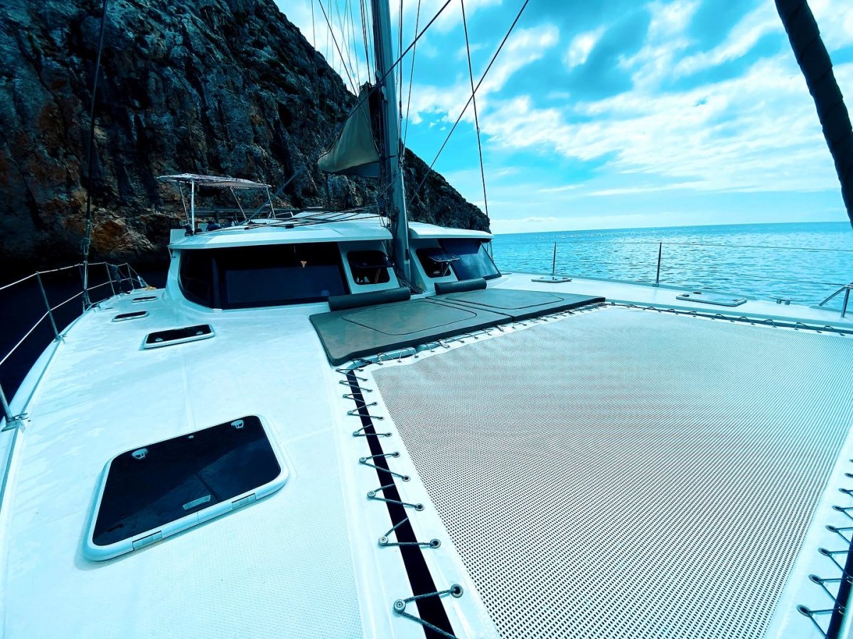 Descubre los secretos del mar Mediterráneo mientras navegas en catamarán desde Cartagena