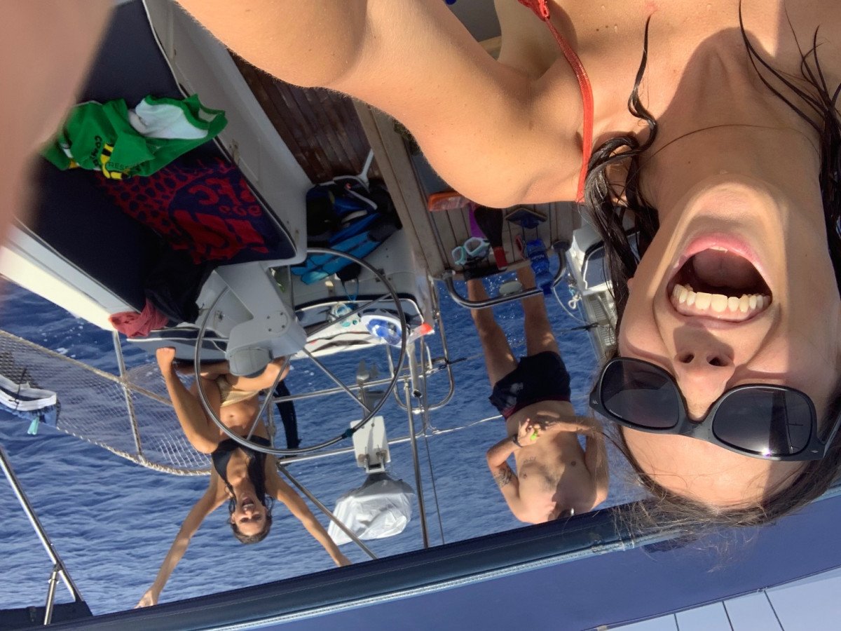 Eolie in barca a vela: Scopri natura, divertimento e sapori con cuoca a bordo.