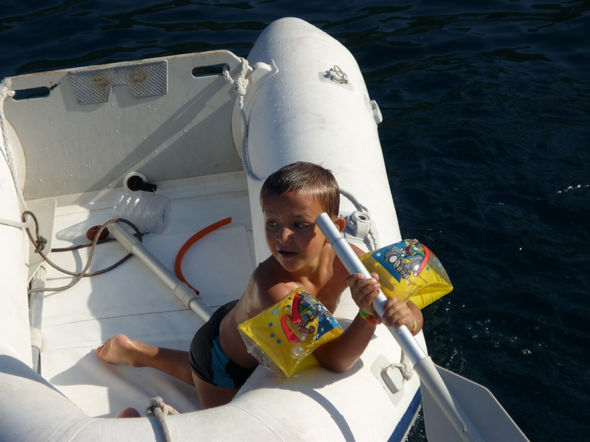 Barche a vela nel bellissimo Mar Mediterraneo