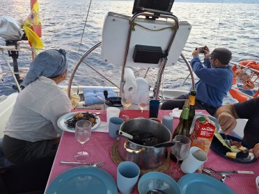 Cenas a bordo viendo la puesta de sol de Barcelona