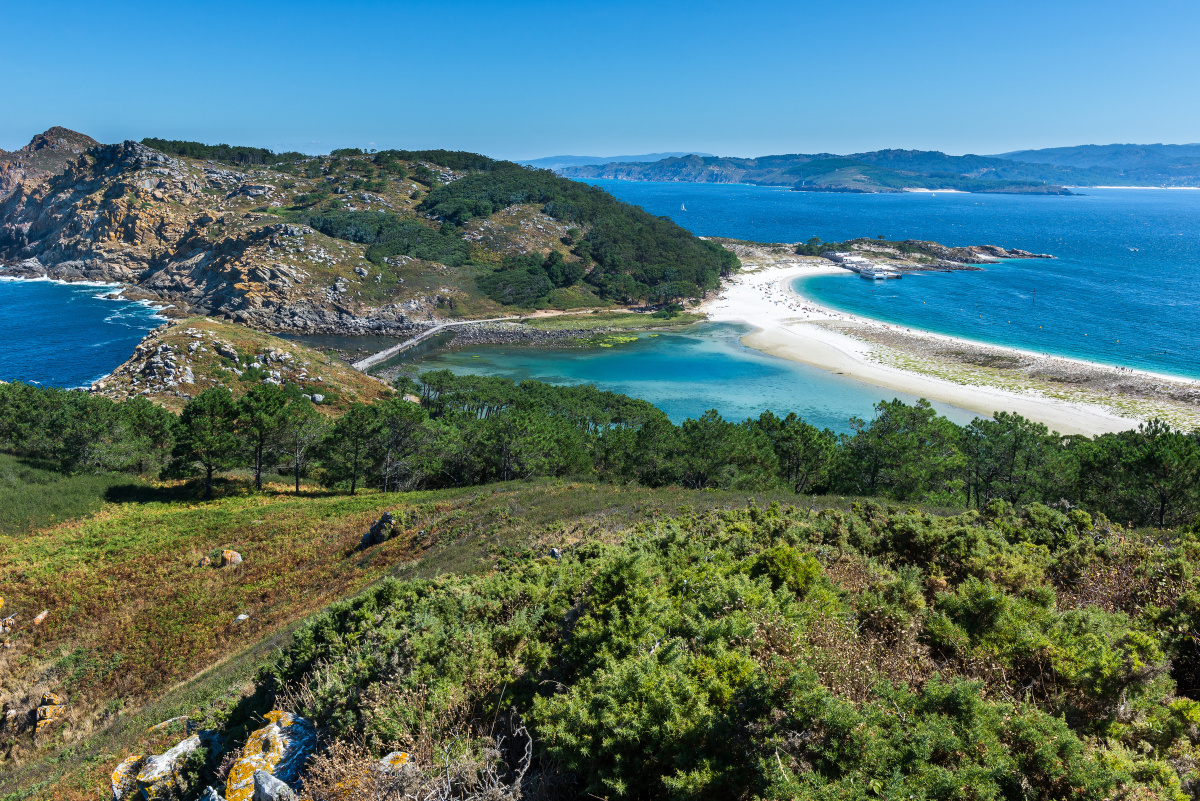Discover the Rías Baixas aboard a fast and comfortable Quicksilver 875