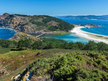 Discover the Rías Baixas aboard a fast and comfortable Quicksilver 875