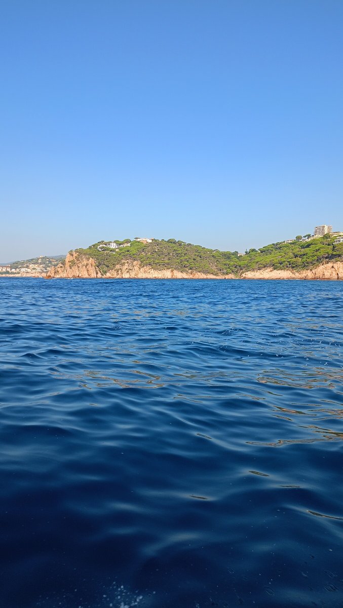 Barco de navegación en la Costa Brava