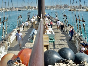 Experiencia gastronómica y cultural de Málaga a Sevilla en una goleta clásica