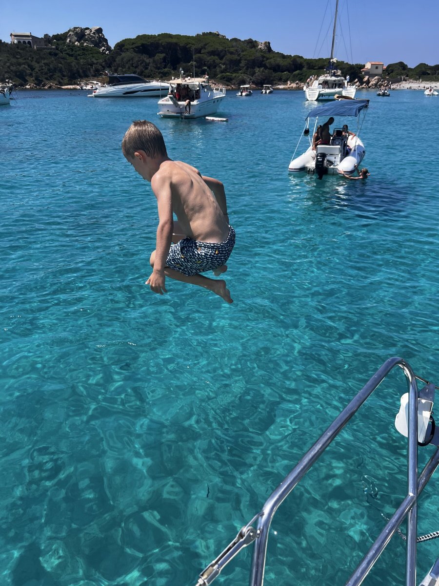 Vela nelle acque azzurre di Corsica