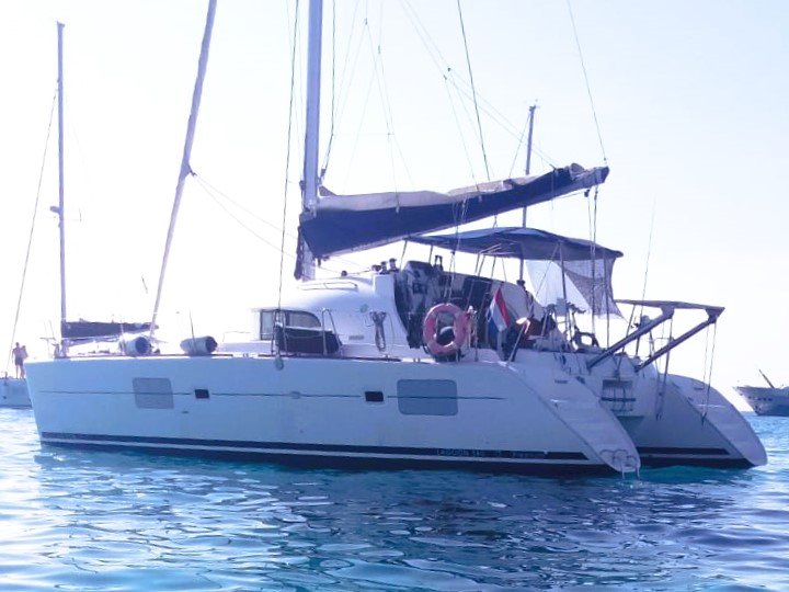 Navega en un catamarán por Ibiza y Formentera